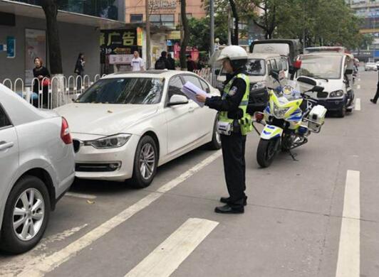 交警查獲街頭報廢車.jpg